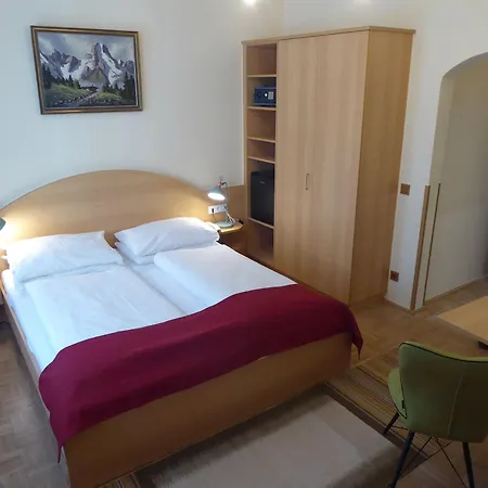 Adlerhof 2*