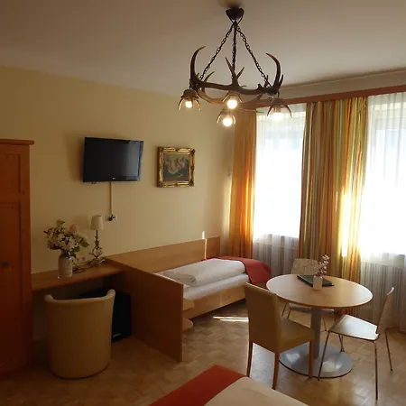 Frühstückspension Adlerhof 2*