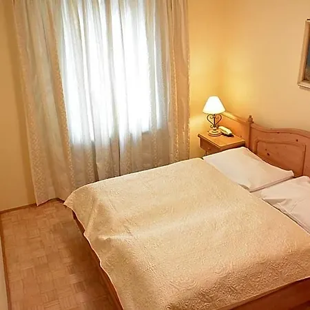 Adlerhof Bed & Breakfast 2*